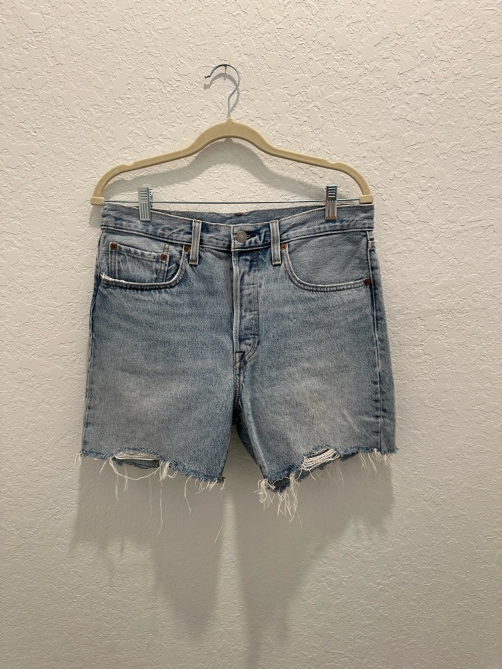 NWOT Levi’s Light Wash Distressed Denim Cutoff Shorts